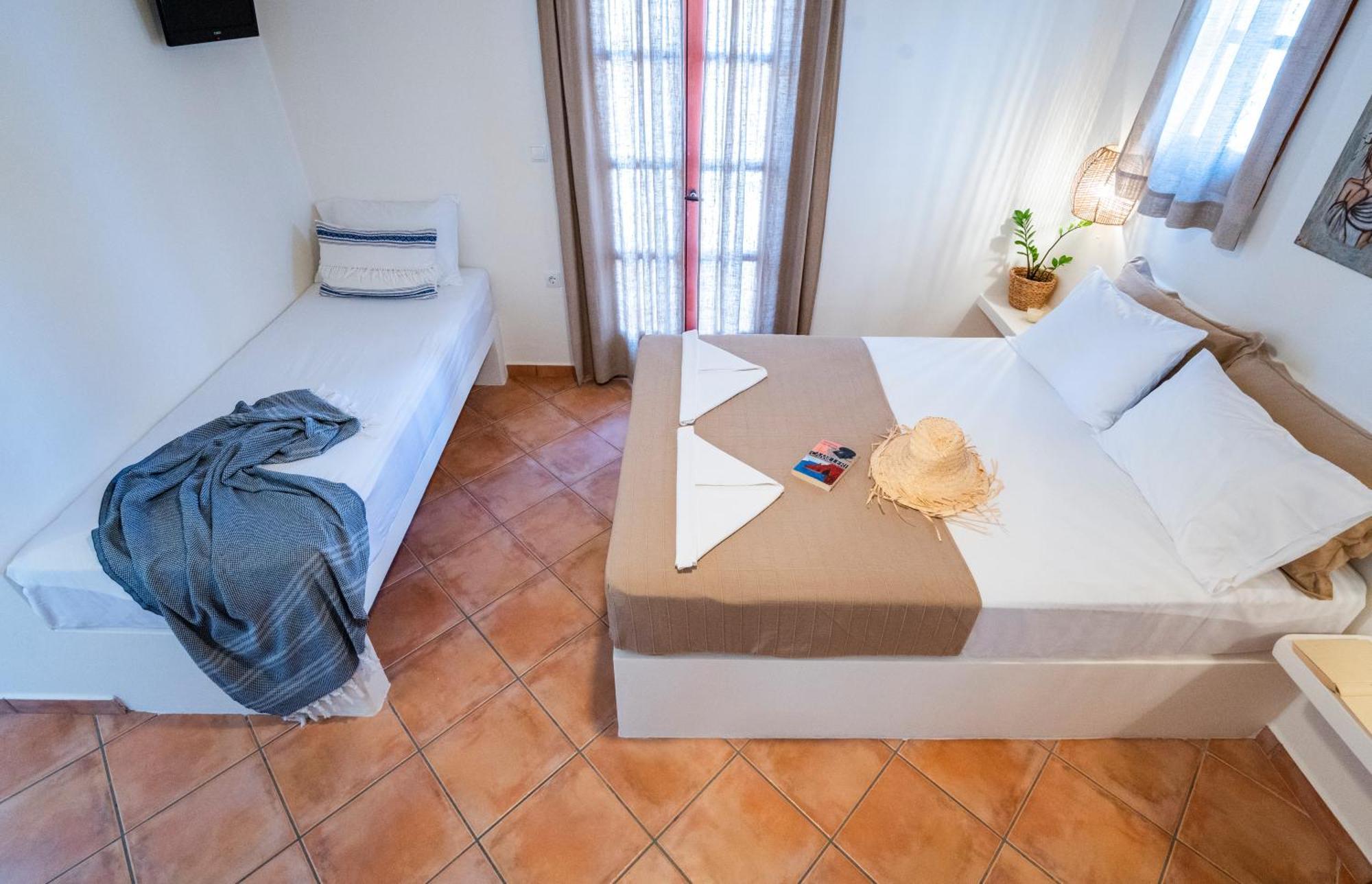 Ligaries Aparthotel Kini Екстериор снимка